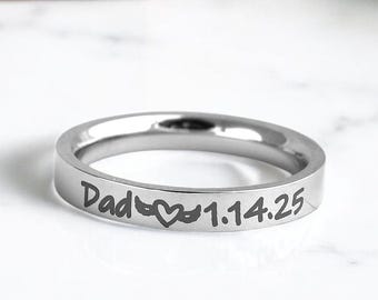 Anillo conmemorativo personalizado con nombre y fecha - Anillo apilable - Alas de ángel - Pérdida de papá, mamá o amigo - Anillo delgado con nombre personalizado