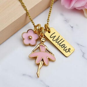 Puede incluir: Una taza de cerámica blanca con un asa negra y el texto "But First, Coffee" en negrita negra. La taza se destaca sobre un fondo borroso, resaltando su diseño limpio.