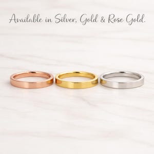 Puede incluir: Tres anillos en oro rosa, oro y plata. Los anillos se muestran sobre una superficie de m&aacute;rmol blanco. El texto en la parte superior dice "Disponible en plata, oro y oro rosa."