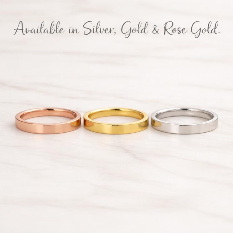 Puede incluir: Tres anillos en oro rosa, oro y plata. Los anillos se muestran sobre una superficie de m&aacute;rmol blanco. El texto en la parte superior dice "Disponible en plata, oro y oro rosa."