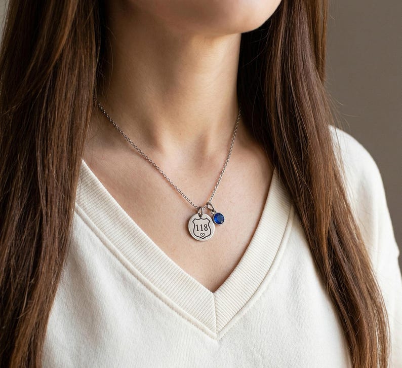 Polizei Frau Geschenk, Silber Halskette, personalisierte Abzeichen Nummer, nach Maß, dünne blaue Linie Schmuck, Schild Schmuck, Stellvertretende Frau Bild 2