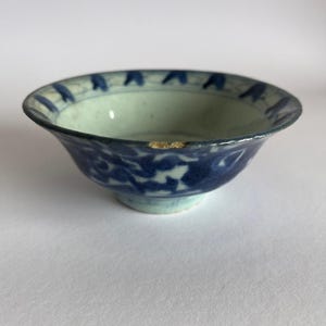 Antieke Chinese blauw-witte porseleinen kom, handbeschilderd exportproduct, met zegelmerk.