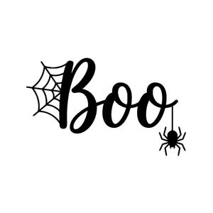 Puede incluir: Un diseño gráfico negro que presenta la palabra Boo en una fuente cursiva. Una telaraña está unida al lado izquierdo de la letra B, y una pequeña araña cuelga de un hilo unido al lado derecho de la letra o.