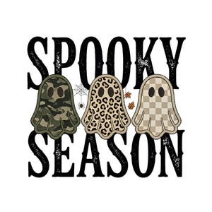 Può includere: Un design grafico con il testo SPOOKY SEASON in lettere nere dall'aspetto usurato. Tre fantasmi sono posizionati al centro, uno con un motivo mimetico verde, uno con stampa leopardata e uno con un motivo a scacchi beige e bianco.