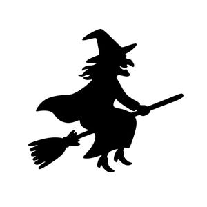 Könnte beinhalten: Eine massive schwarze Silhouette einer Hexe mit spitzem Hut und wehendem Umhang, die auf einem Besen reitet. Die Figur ist im Profil dargestellt und zeigt die Hexe im Flug nach vorne, wobei die Besenborsten hinter ihr in der Luft wehen.