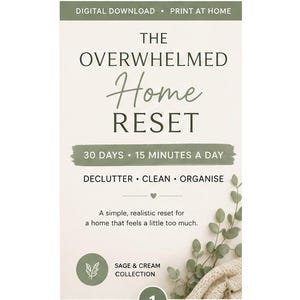 Könnte beinhalten: Ein digitaler Download-Druck mit dem Text THE OVERWHELMED Home RESET, 30 DAYS 15 MINUTES A DAY, DECLUTTER CLEAN ORGANISE und A simple, realistic reset for a home that feels a little too much, verziert mit salbeigrünen Akzenten und einem Blattzweig.
