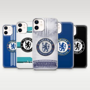 Puede incluir: Cinco fundas para smartphone con el logotipo del Chelsea Football Club. Los diseños incluyen una funda azul con rayas blancas, una blanca con rayas turquesas, una gris texturizada con un gráfico de estadio, una azul sólida y una negra sólida.