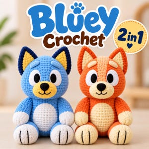 Op de afbeelding: Twee gehaakte knuffels van de personages Bluey en Bingo. De blauwe figuur heeft donkerblauwe oren, een lichtblauw lichaam en witte accenten. De oranje figuur heeft oranje oren, een lichtoranje lichaam en crèmekleurige accenten. Tekst Bluey Crochet 2in1.