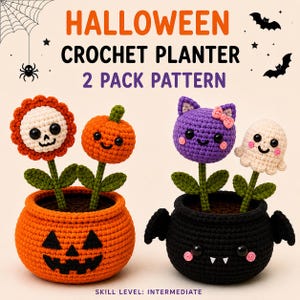 Puede incluir: Un patrón de ganchillo para 2 macetas de Halloween con dos macetas tejidas. Una maceta de calabaza naranja contiene una flor de calavera y una calabaza. Una maceta de murciélago negra contiene una flor de gato morada y un fantasma. Texto: HALLOWEEN CROCHET PLANTER 2 PACK PATTERN y SKILL LEVEL: INTERMEDIATE.