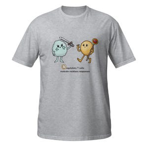 Peut inclure: Un t-shirt gris chiné à manches courtes avec un dessin animé représentant une cellule bleu clair tenant une épée et une cellule beige tenant un panneau stop. Sous les personnages, le texte indique : Regulatory T cells restrain reckless responses.