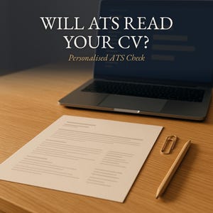 Op de afbeelding: Een laptop staat achter een document met gedrukte tekst. De tekst op het scherm luidt WILL ATS READ YOUR CV? Personalised ATS Check. Een paperclip en een houten potlood liggen naast het document op een lichtbruin houten oppervlak.