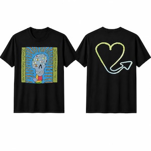 Peut inclure: Un t-shirt noir avec un motif frontal représentant un crâne gris couvert de multiples yeux, accompagné du texte "MEAT PUPPETS" et "MONSTERS" sur les côtés. Le dos du t-shirt présente un contour de cœur dessiné à la main avec une flèche.