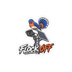 Puede incluir: Una pegatina con la ilustración de un pájaro azul y naranja posado sobre una cámara de seguridad con panel solar. El texto FLOCK OFF está escrito en letras negras y naranjas estilizadas y llamativas debajo del conjunto de cámara y ave.