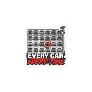 Puede incluir: Una pegatina con una cuadrícula de veinticuatro iconos de coches grises bajo una cámara de seguridad. Un coche está marcado con una mira roja. Debajo de la cuadrícula, el texto EVERY CAR EVERY TIME aparece en letras mayúsculas blancas y rojas.