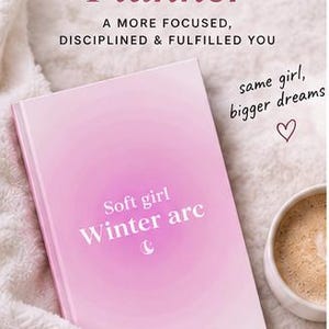 Könnte beinhalten: Ein rosa Planer mit dem Text Soft girl Winter arc auf dem Einband. Das Bild enthält den Text SOFT GIRL Winter Arc Planner A MORE FOCUSED, DISCIPLINED & FULFILLED YOU, same girl, bigger dreams sowie Symbole für CLARITY, ROUTINE, DISCIPLINE, GROWTH.