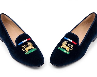 Marineblauwe fluwelen loafers voor heren | Loafers met gouden leeuwenembleem | Smokingslippers met custom embleem | Albertslippers | Trouwloafers