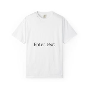 Puede incluir: Una camiseta blanca de manga corta con cuello redondo y una pequeña etiqueta de marca en el interior del cuello. El centro del pecho muestra el texto impreso en negro Enter text en una fuente sans-serif sencilla sobre la tela blanca.