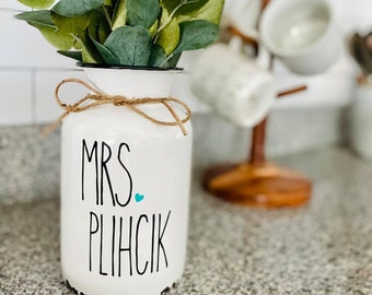 Personalized vase - Teacher gift - Teacher Appreciation - Valentine’s Day Teacher gift - Teacher birthday - desk decor - classroom