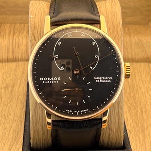 Gerestaureerd vintage herenhorloge NOMOS Glashütte Lambda Automatic met zwarte wijzerplaat, in werkende staat.