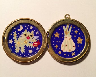 Winter Garlic Harvest Cat Painted Locket