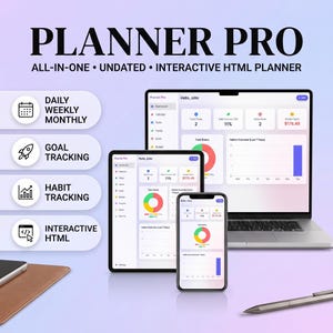 以下が含まれることがあります： PLANNER PRO, ALL-IN-ONE, UNDATED, INTERACTIVE HTML PLANNERというタイトルのデジタルプランナーインターフェース。画面には、日次、週次、月次のビュー、目標追跡、習慣追跡を備えたダッシュボードが、ノートパソコン、タブレット、スマートフォン上に表示されています。
