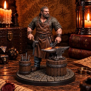 Könnte beinhalten: Eine detaillierte Miniaturfigur eines bärtigen Schmieds mit brauner Lederschürze über einem dunklen Hemd, der einen Hammer und eine Zange über einem glühenden Metallstück auf einem Amboss hält, platziert auf einem runden Steinsockel.