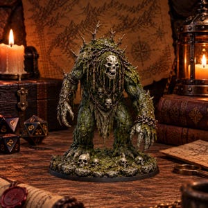Op de afbeelding: Een gedetailleerd miniatuurfiguur van een moeraswezen met een skeletachtig hoofd, mosgroene textuurhuid en scherpe klauwen. Het figuur is versierd met kettingen en kleine schedels en staat op een rotsachtige basis met extra menselijke schedels.