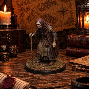 Puede incluir: Una figura en miniatura detallada de una persona mayor con una capa con capucha de color marrón oscuro hecha jirones y una falda desgastada de varias capas. La figura se apoya sobre una base circular y se sostiene con un bastón de madera nudoso.