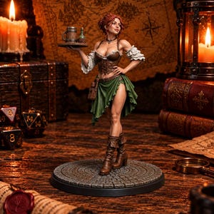 Könnte beinhalten: Eine Miniaturfigur einer Schankmaid mit rotem Haar, bekleidet mit einem braunen Schnürkorsett, weißen schulterfreien Ärmeln und einem grünen Rock. Die Figur hält ein kleines Tablett mit einem Holzkrug und einer grünen Flasche auf einem Steinsockel.