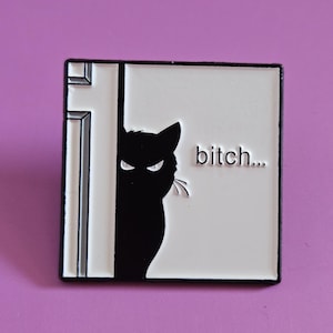 Peut inclure: Un pin's émaillé carré représentant la silhouette d'un chat noir qui regarde derrière un cadre de porte blanc. Le chat a des yeux blancs étroits et des moustaches. Le mot "bitch..." est imprimé en noir sur le fond blanc à droite.