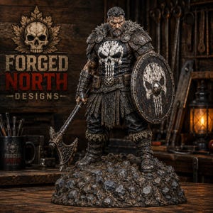 Puede incluir: Una figura detallada de un guerrero barbudo sobre una base rocosa, con armadura oscura y un emblema de calavera blanca en el pecho. El guerrero sostiene un hacha de batalla y un escudo redondo con una calavera. Texto Forged North Designs.