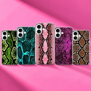 Puede incluir: Cinco fundas para smartphone dispuestas en fila, cada una con un patrón de piel de serpiente distinto en colores vibrantes que incluyen verde lima, turquesa brillante, rosa suave, magenta intenso y marrón natural, con aberturas para cámara.