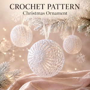 Könnte beinhalten: Ein weißes Häkelmuster für Weihnachtsschmuck mit einem kugelförmigen Design aus komplizierter Fadenarbeit und einer kleinen Bandschlaufe zum Aufhängen. Der Text CROCHET PATTERN Christmas Ornament steht oben im Bild in dunkelbraunen Buchstaben.