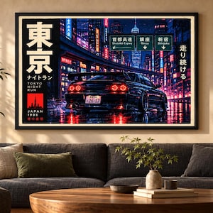 Peut inclure: Une impression d'art murale horizontale encadrée montrant une voiture de sport noire sur une rue de Tokyo mouillée la nuit. L'œuvre inclut du texte japonais, les mots Tokyo Night Run, Japan 1995 et des panneaux d'autoroute verts pour Shutoko Expwy, Ginza et Shinjuku.