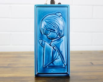 Vintage Sanmyro Japan Praying Child Wall Plaque – Glazed Ceramic Religious Art