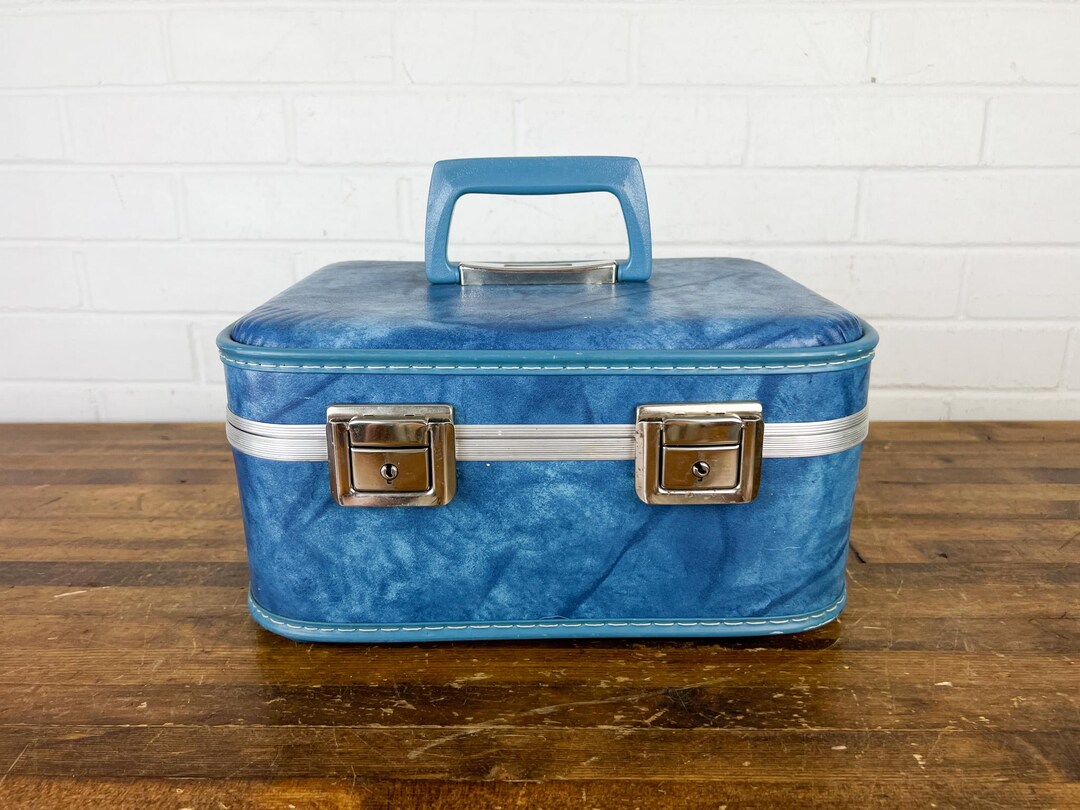 Vintage Blue Train Case With Mirror – Hard Shell Makeup