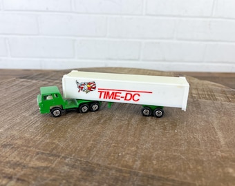 1987 Vintage Road Champs White Kenworth Semi Truck With Trailer