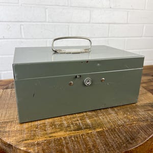 Not Locking Vintage Gray Metal Cash Box with Removable Cash Coin Tray