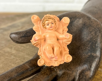 2" zabytkowy plastikowy Jezusek w miniaturze, Jezus Chrystus jako Dzieciątko do szopki bożonarodzeniowej. Brakuje Dzieciątka Jezus.