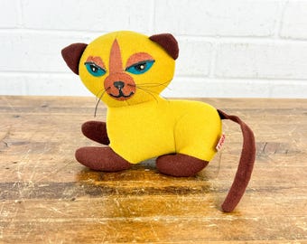 Peluche vintage de gato siamés amarillo mostaza de 1978 – Fun Farm Taiwan Retro Stuffed Animal