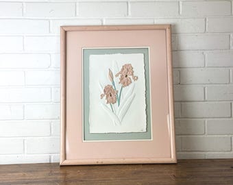 Arte vintage de iris en papel fundido de los años 80 / Arte mural floral en relieve / Relieve de papel con marco rosa / Obra botánica texturizada