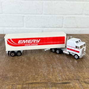 1982 Vintage Road Champs White Kenworth Semi Truck with Trailer Emery Worldwide Diecast 1980s Metal Car Toy Diecast Toys Hong Kong