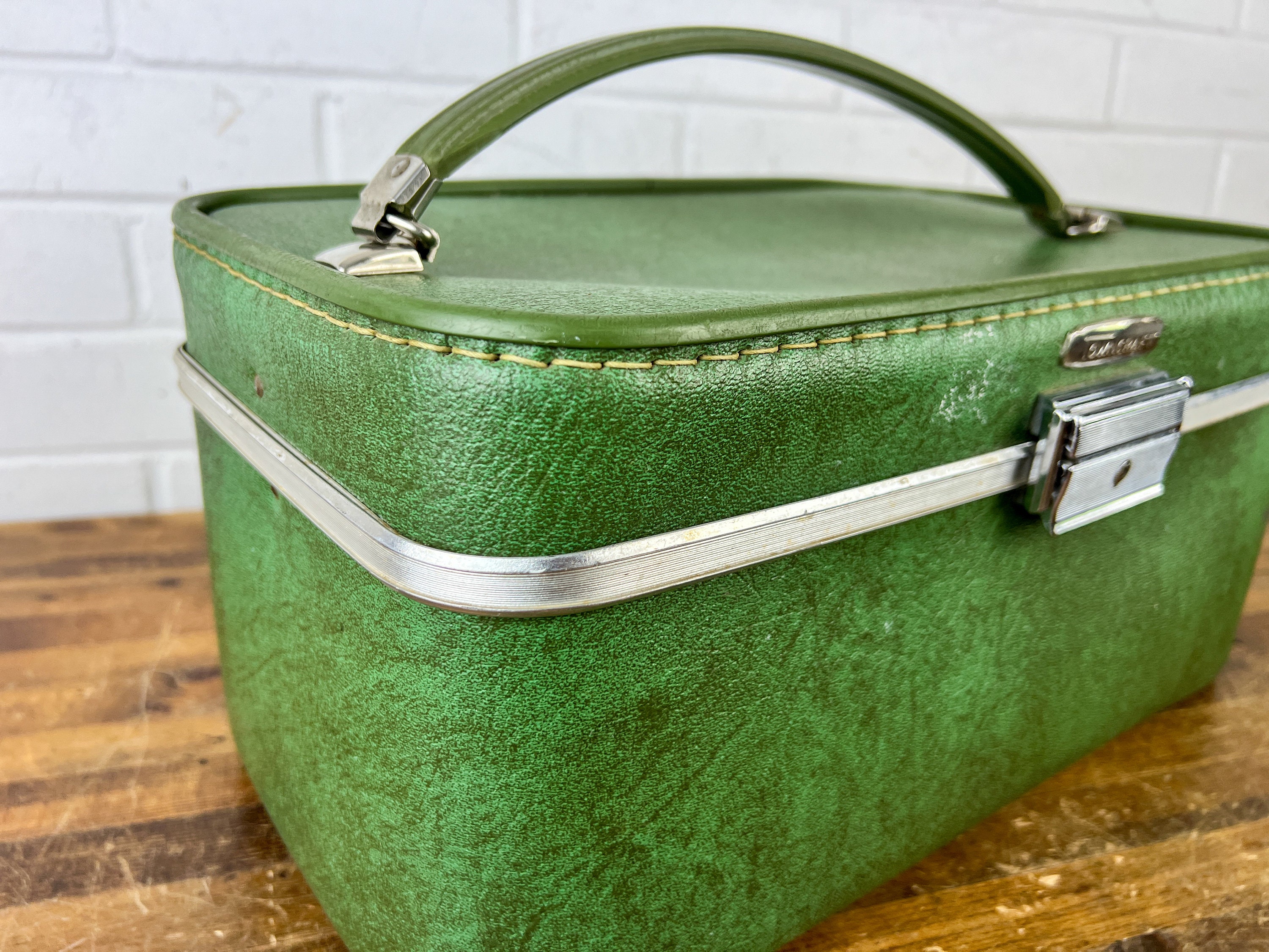 Vintage Distressed Towncraft Green Train Case Travel Makeup Vintage Distressed Towncraft Green Train Case Travel Makeup