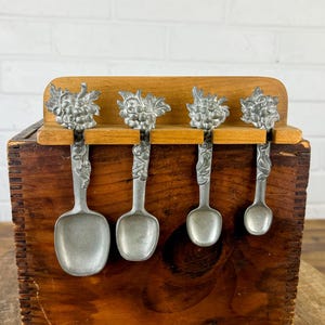 Vintage 1996 Seagull Pewter Measuring Spoon Set with Wooden Wall Holder – Grape Design