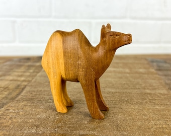 ラクダのおもちゃ 木製茶色、こぶが 2 つあり、フタコブラクダ、大きい