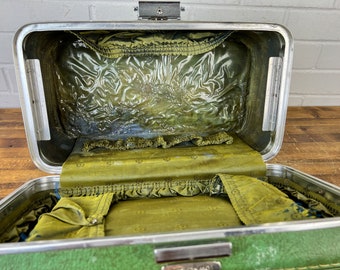 Vintage Distressed Towncraft Green Train Case Travel Makeup Vintage Distressed Towncraft Green Train Case Travel Makeup