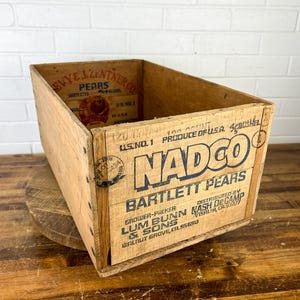 19x13&quot; Vintage Pear Wooden Fruit Crate Old Wood Fruit Crate from California Bartlett Pear Decor Rectangle Wood Box Rustic Crate