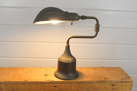 clam shell table lamp