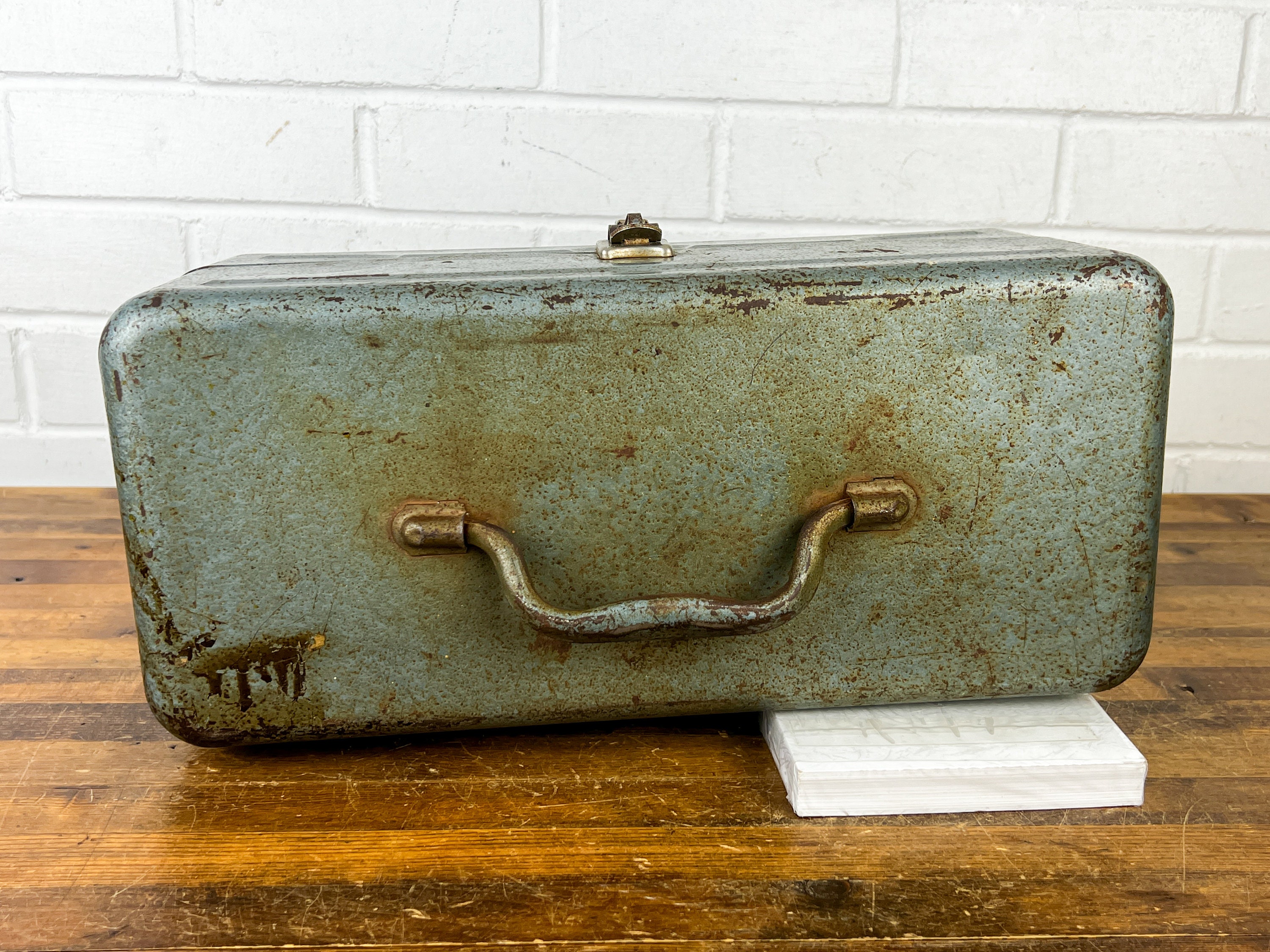 Distressed Vintage Blue Metal Tackle Box Old Fishing Gear Metal Box With  Lid Old Fishing Gear Metal Box to Display Fishing Decor -  Finland