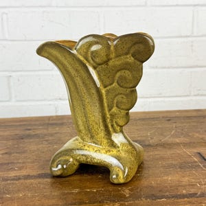 Vintage 1940s Gonder Pottery Cornucopia Vase – Yellow Tan & Pink Ceramic Footed Horn Vase USA